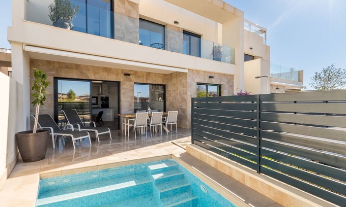 Los Montesinos Villa | Villa 'Exclusive Modern' con vistas al lago, Wi-Fi y aire acondicionado