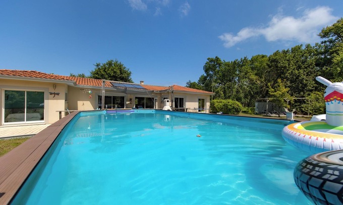 Biscarrosse Villa | Villa 'Familiale Sur 3000m2 Avec Piscine' con piscina privada, terraza privada y Wi-Fi