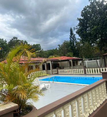 Piedra Blanca Villa | Villa Familiar con Piscina Privada y Rio
