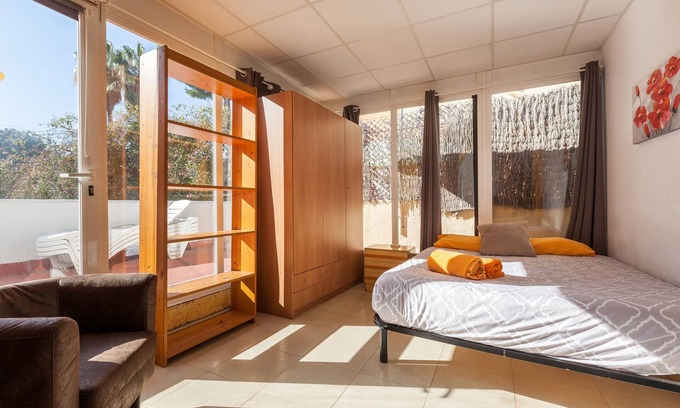 Castelldefels Villa | Villa 'Familiar Verdaguer' con vistas a la montaña, Wi-Fi y aire acondicionado