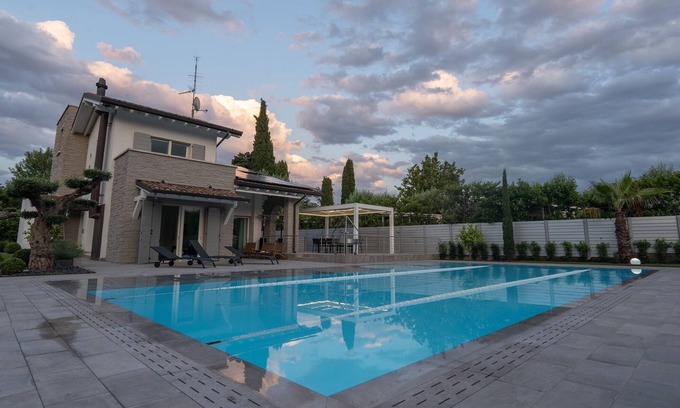 San Benedetto di Lugana Villa | Villa 'Fermi' front Lake and Beach, with heated Pool, Sauna and Gym