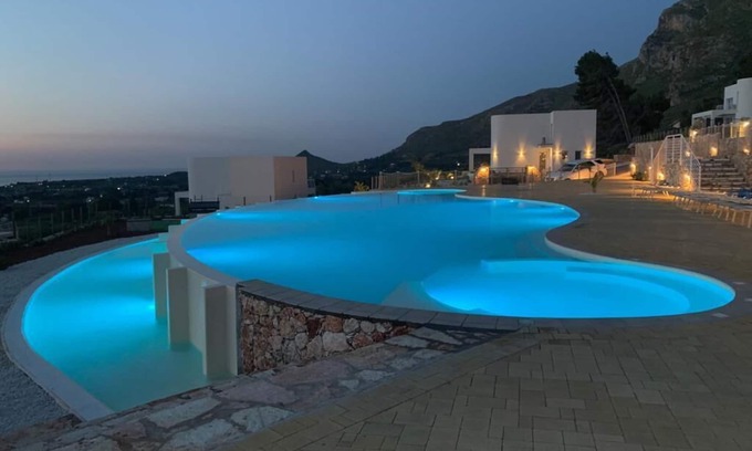 Castellammare del Golfo Casa | Villa Flores - Giardino degli Allori with shared swimming pool and Jacuzzi