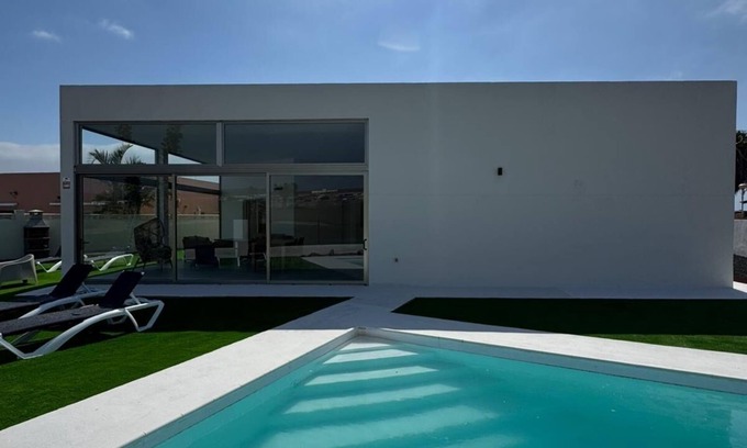 Costa de Antigua Villa | Villa for 10 with heated pool, BBQ, WiFi & A/C