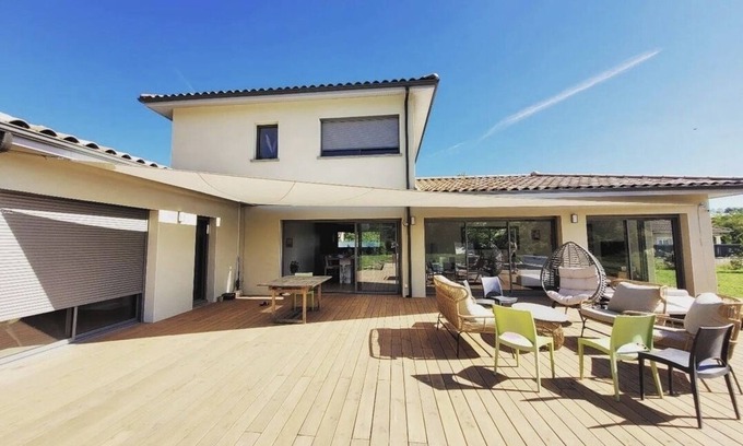 Fleurieux-sur-l'Arbresle Villa | Villa Contemporaine Avec Piscine Chauffée et ses Grands Espaces Verts au Calme