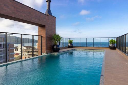 Bombas Apartamento | Villa Francione 302 – Loft de Alto Padrão com Piscina no Rooftop e Vista Panorâmica, a Poucos Metros do Mar em Bombas.