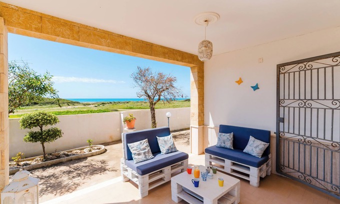 Punta Prosciutto Villa | Villa 'Fronte Mare Raffaele' con vistas al mar, terraza privada y aire acondicionado