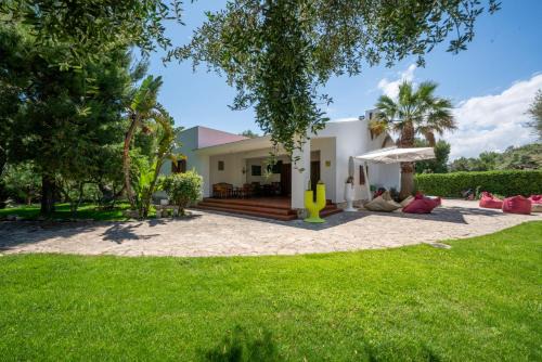 Rosa Marina Apartamento | Villa Giglio with Garden and Mini Pool by Rentbeat