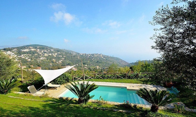 Sant'Agata sui Due Golfi Villa | Villa Gitana: Una acogedora villa de dos pisos frente al sol y al mar.
