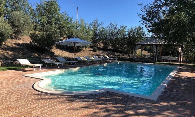 Todi Villa | Villa Gramigna: una encantadora villa de dos pisos rodeada de vegetación.