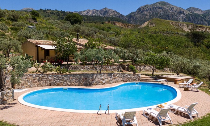Polizzi Generosa Villa | Villa Granci con Piscina by Wonderful Italy