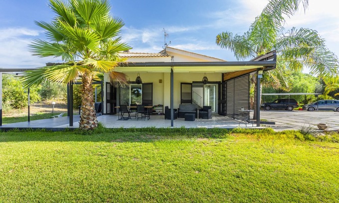 Carlentini Villa | Villa 'Green Garden' con terraza privada, Wi-Fi y aire acondicionado