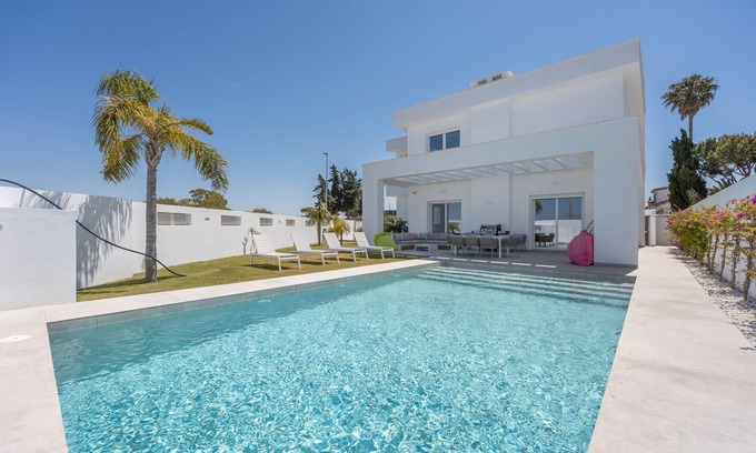 Poblado Sancti Petri Villa | Villa 'Habana' con vistas al lago, Wi-Fi y aire acondicionado