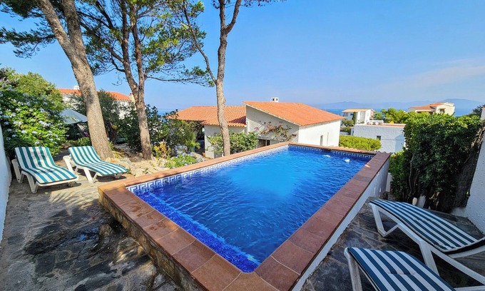 L'Escala Villa | Capullo de amor Punta Montgó