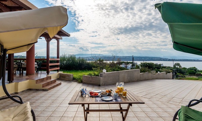 Tersanas Villa | Villa Helen a 200 metros de la playa de Tersanas.