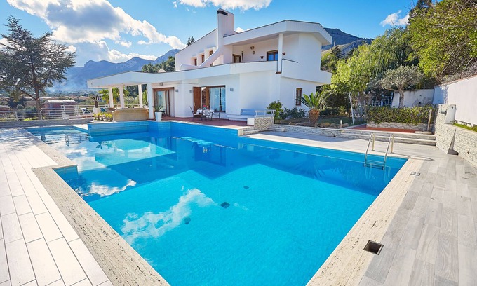 Torre Colonna-sperone Villa | Villa Hermosa con piscina y vista al mar.