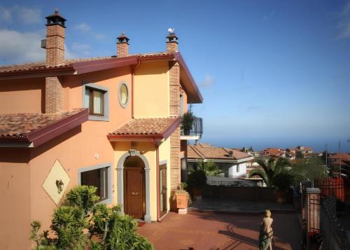 Zafferana Etnea Cama Y Desayuno | Villa Hirschen