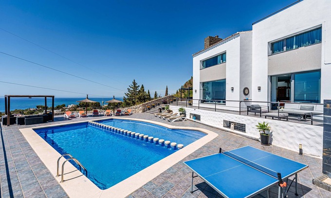 Benalmadena Villa | Villa 'Holivista' con vistas al mar, Wi-Fi y aire acondicionado