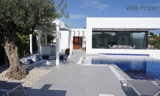 Moraira Villa | Villa Hope es la casa de vacaciones además de las habituales y fantásticas vistas al mar.