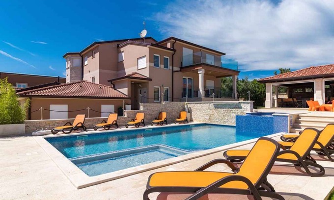Valtura Villa | Casa vacacional con piscina y aire acondicionado