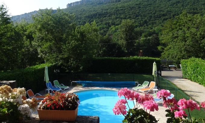 Saint-Antonin Noble Val Villa | Villa en jardines privados con vistas. 0. 5 kms a pie panadería, bares, restaurantes