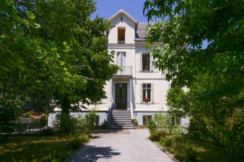 Bagneres-de-Luchon Apartamento | VILLA ILIXON - Appartements privés proche du centre de Luchon, parking, billard, jardin
