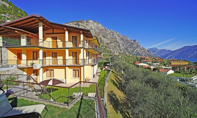 Limone sul Garda Apartamento | "Villa Imelda" apartamentos espaciosos, luminosos, con jardín o balcón, con vistas al lago