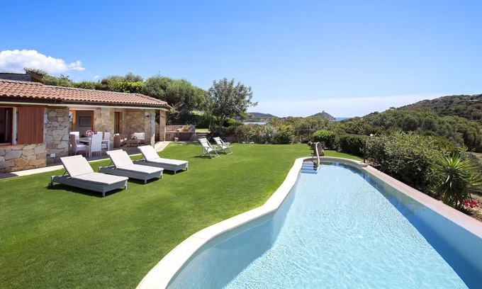 Chia Villa | Villa en chia. Infinity piscina privada y jardín, a 500 metros de la costa. Gran panorama