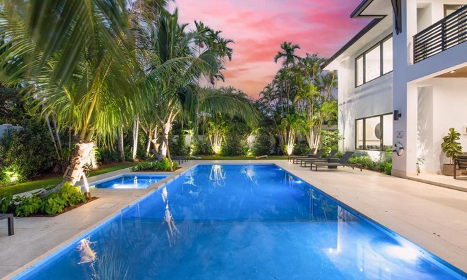 Coral Terrace Casa | Villa in Coral Gables with Pool Jacuzzi Game Room