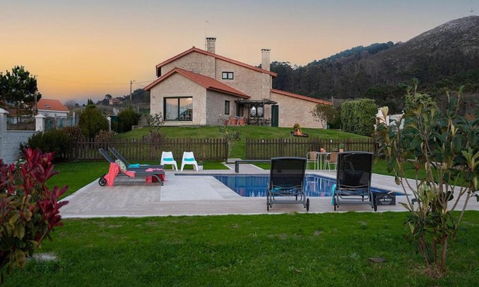 Serans Casa | Villa in Espiñeirido with Pool & Sea Views
