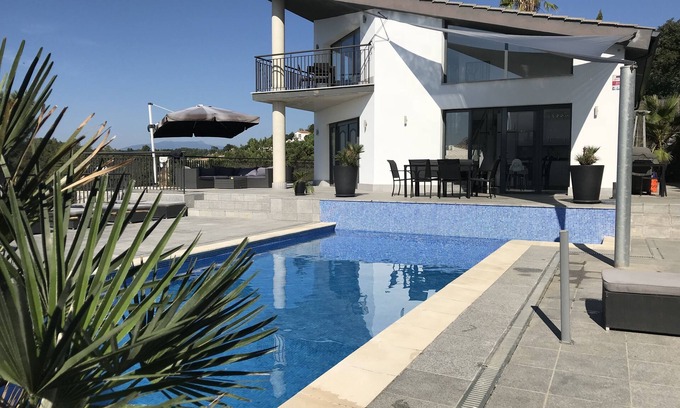 Lloret Blau Villa | Casa Rocalla Villa en Lloret de Mar con impresionantes vistas al mar.