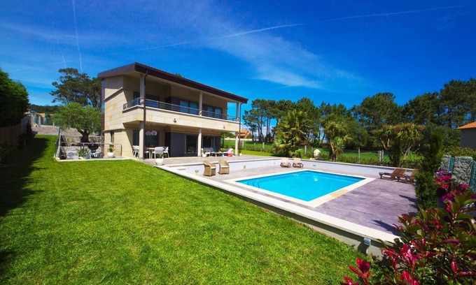 Montalvo Casa | Villa en Sanxenxo con Vista al Mar y Piscina