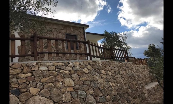 Dorgali Villa | VILLA en piedra sarda rodeada de vegetación. Terraza panorámica, barbacoa y zona de relax.