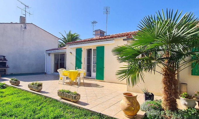 Saint-Martin-de-Re Casa | Villa in the Remparts with garden and parking