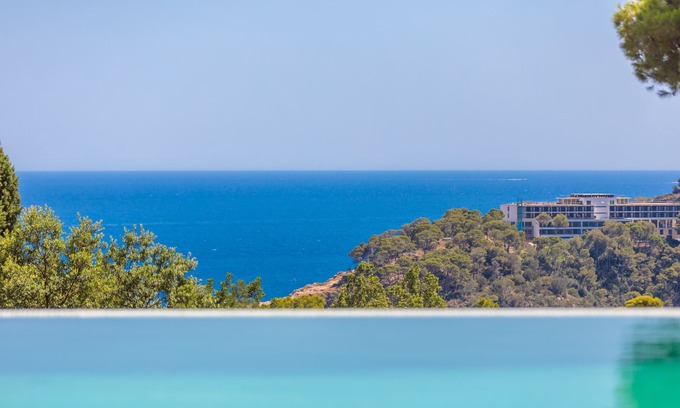 Aiguablava Villa | "Villa Irina en Begur: Lujo y Vistas al Mar Cerca de la Playa"