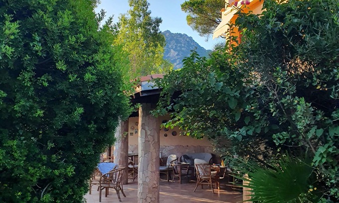 Santa Margherita di Pula Casa | Villa con exuberante jardín, a 250 metros del mar.