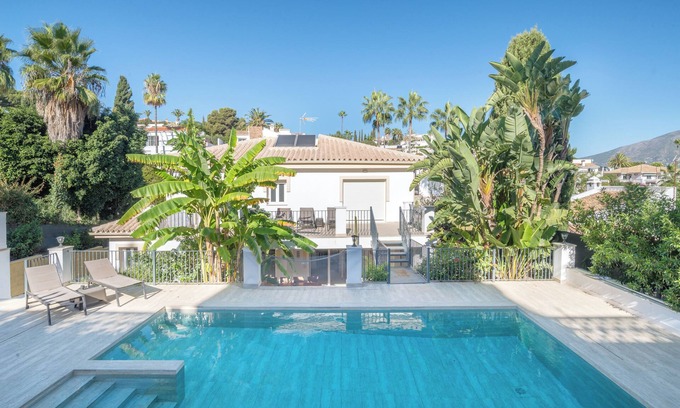 Mijas Villa | "Villa Jazmin" con vistas a la montaña, piscinas, Wi-Fi, aire acondicionado, terrazas y jardín