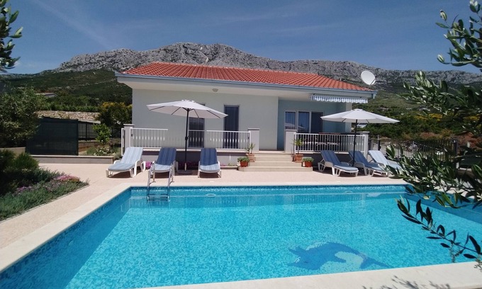 Kastel Sucurac Casa | Villa Josipa- gran piscina privada climatizada y barbacoa y estacionamiento