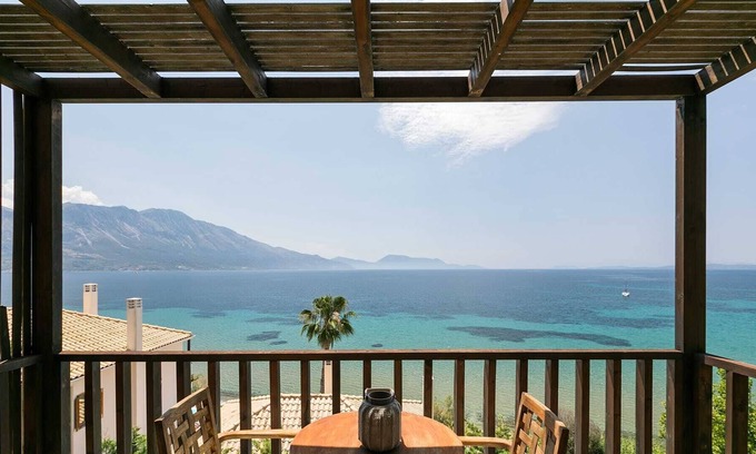 Pogonia Villa | Villa Kalamos. 4 camas, capacidad para 10. Piscina privada, al lado del mar