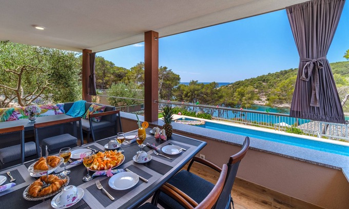 Cove Osibova (Milna) Casa | Villa Karmelota with 4 bedrooms and heated pool
