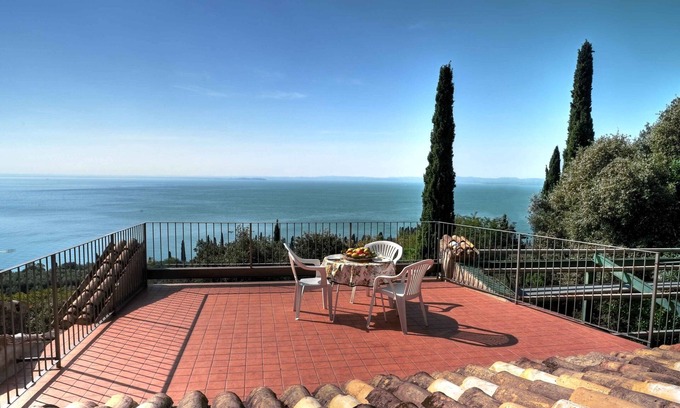Garda Casa | Villa, excepcional, tranquila ubicación en el campo, maravillosa vista al lago