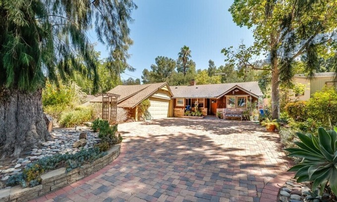 Woodland Hills Casa | Villa La Reforma - Newly Designed 4BR House with Pool & Garden in Los Angeles