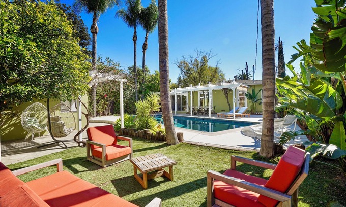 Woodland Hills Casa | Villa La Verde -Remodeled 4BR Villa, Pool & Guesthouse in Los Angeles