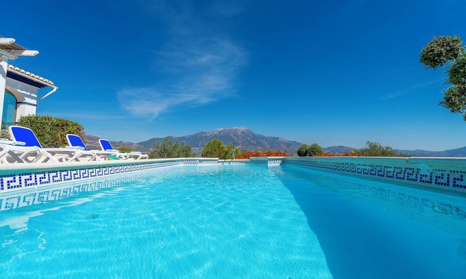 Vinuela Villa | "Villa Las Alondras" con vistas al lago y a la montaña, piscina, jardín y Wi-Fi