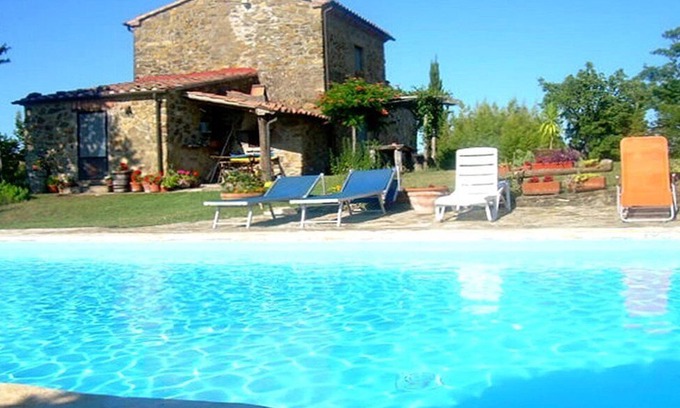 Sorano Casa | Villa Lavanda A: Una acogedora granja de dos pisos rodeada de vegetación.