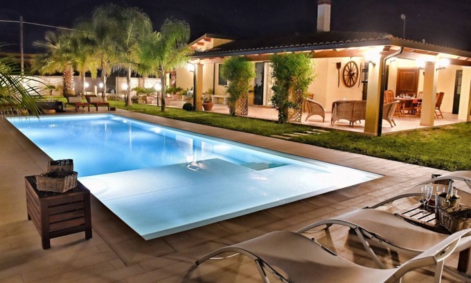 Santa Maria del Focallo Villa | Elegante Villa a 300 Metros del mar