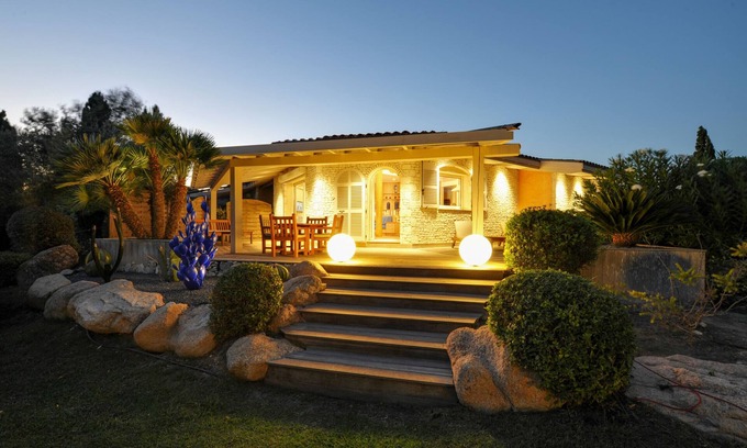 Bonifacio Villa | Villa Excepcional con increíble vista hacia un jardín pacífico