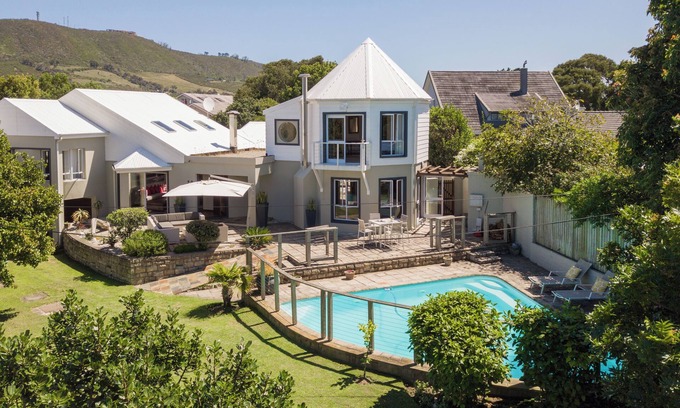 Knysna Villa | Villa Leisure, Leisure Isle, steps from Knysna Lagoon. Private pool, sleeps 6