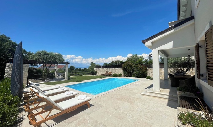 Zgombici Villa | Villa con piscina climatizada, hermosa vista al mar, encima de Malinska
