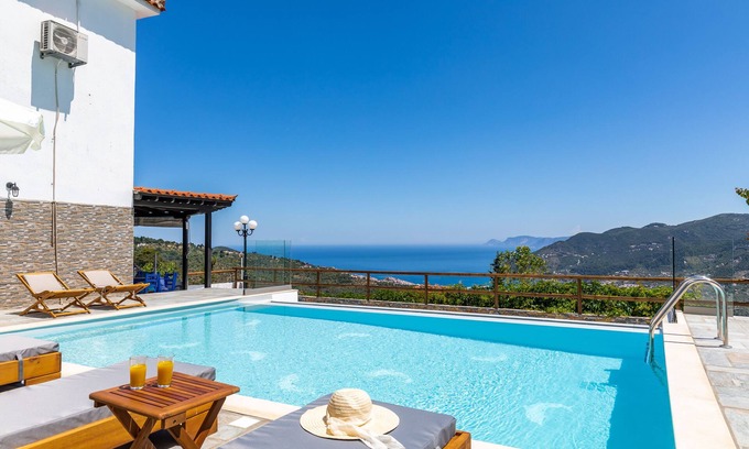 Skopelos Apartamento | Villa Liagka Apartments - fully Renovated with Pool and Superb Views