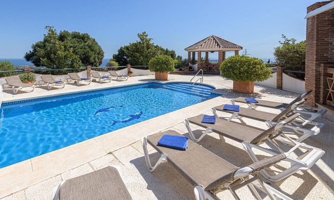 Estepona Villa | VILLA LINA - Espectacular villa con piscina privada. WiFi gratis.
